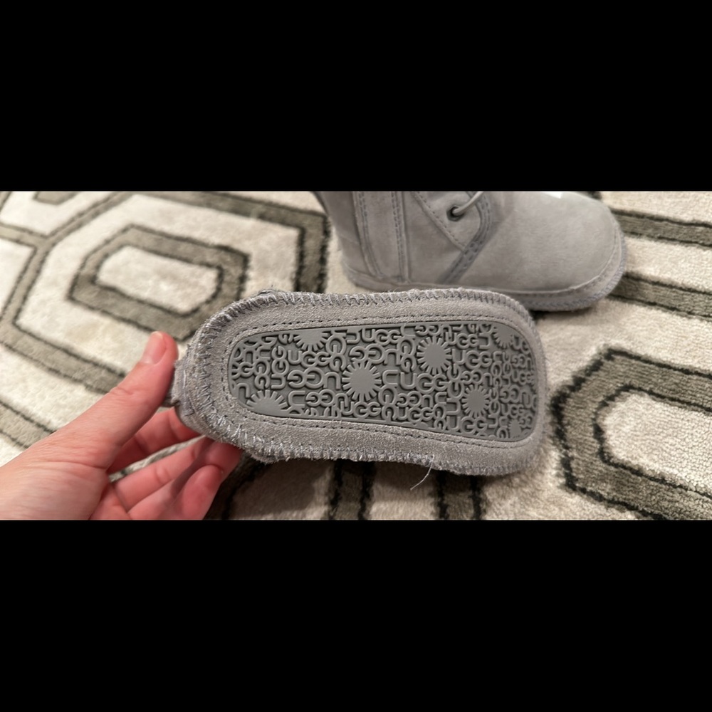 Boys ugg boots size 4/5 baby